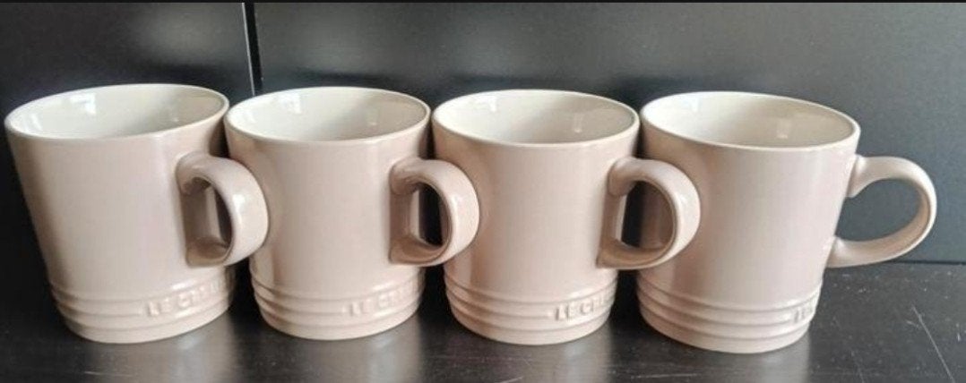 4 grote mokken Le Creuset 0,35l beige, Ophalen of Verzenden, Zo goed als nieuw, Overige stijlen, Kop(pen) en/of Schotel(s)
