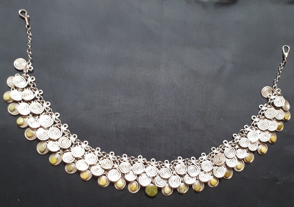 Handgemaakte Ketting met Limekleurige Steentjes uit Peru., Sieraden, Tassen en Uiterlijk, Kettingen, Ophalen of Verzenden, Zo goed als nieuw