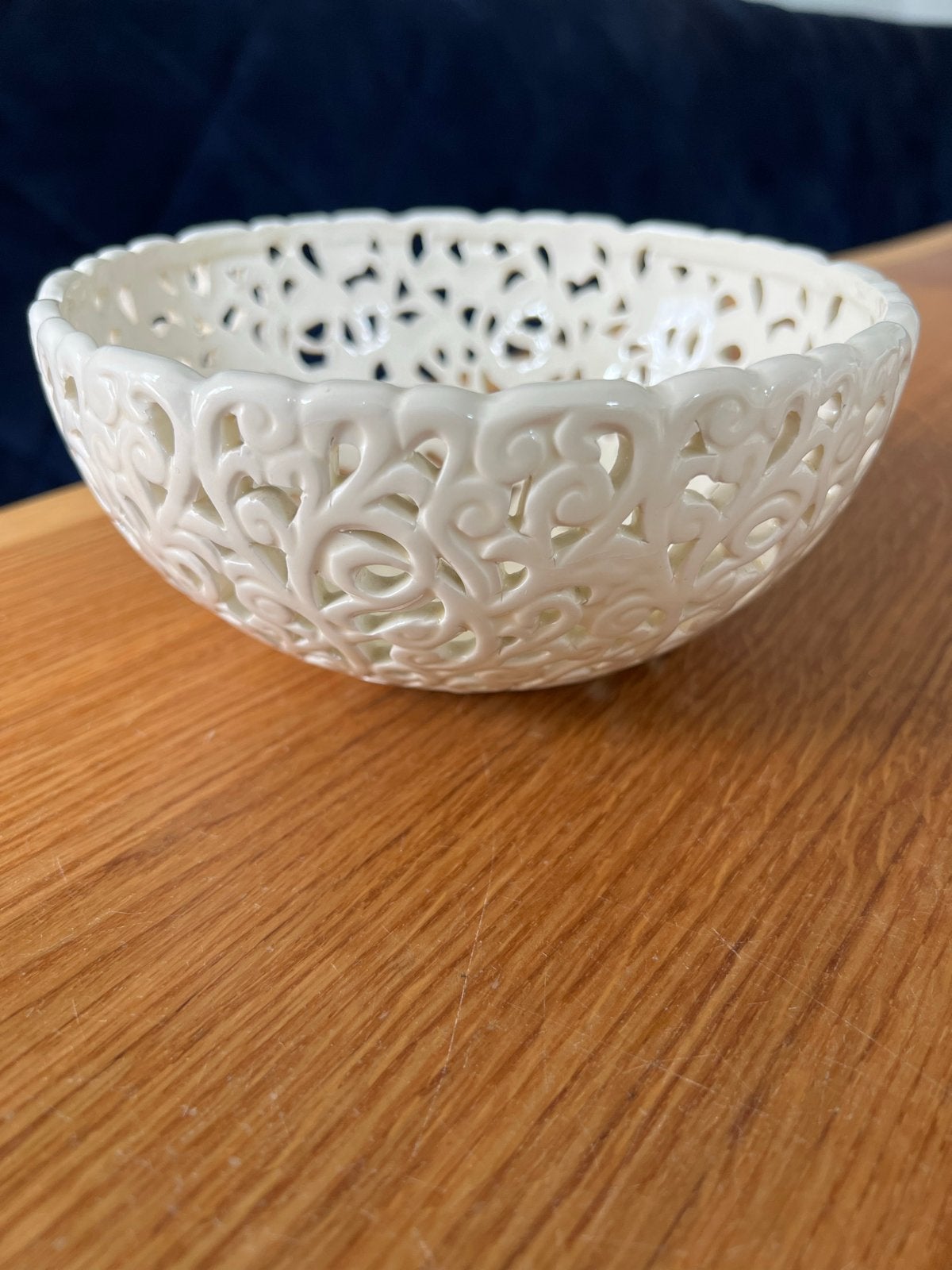 Decoratieve kom van keramiek met opengewerkt patroon, Antiek en Kunst, Ophalen of Verzenden