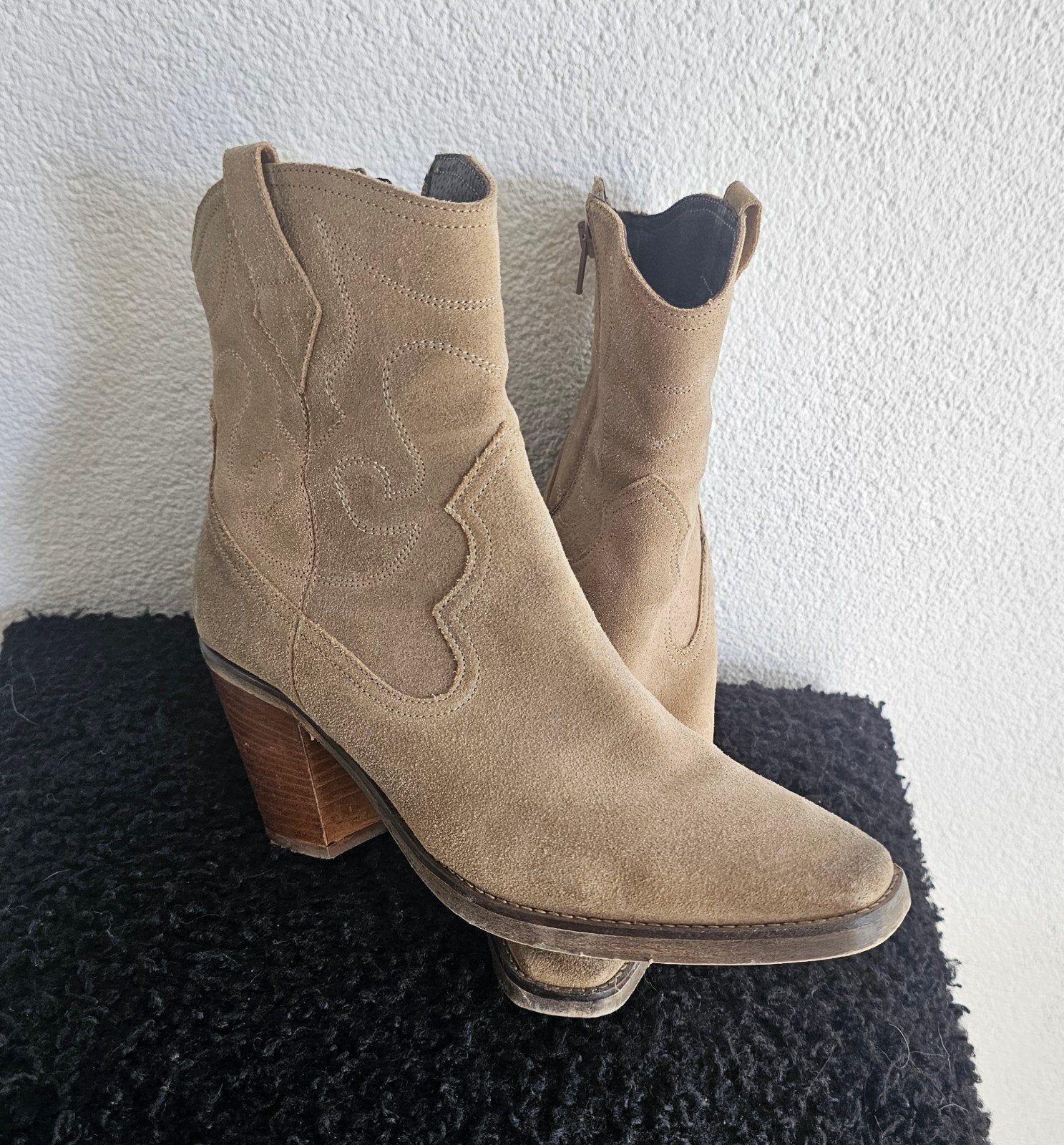 Suède cowboylaarzen maat 40, Kleding | Dames, Schoenen, Beige, Lage of Enkellaarzen, Ophalen of Verzenden, Onbekend