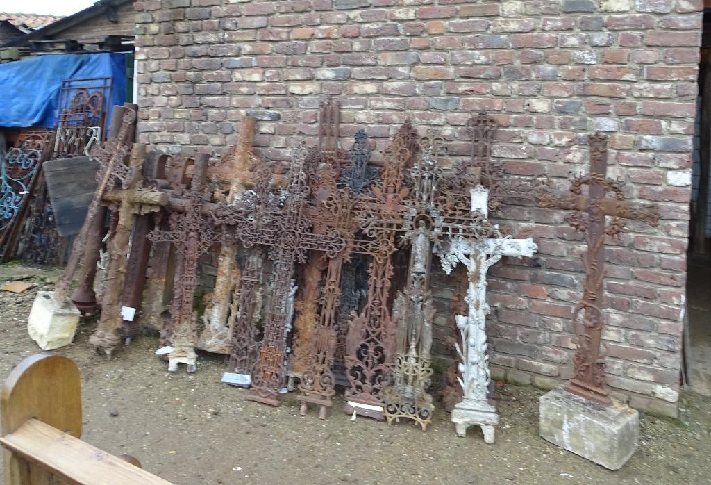groot aantal gietijzeren kruizen veldkruis kruis grafkruis, Antiek en Kunst, Ophalen