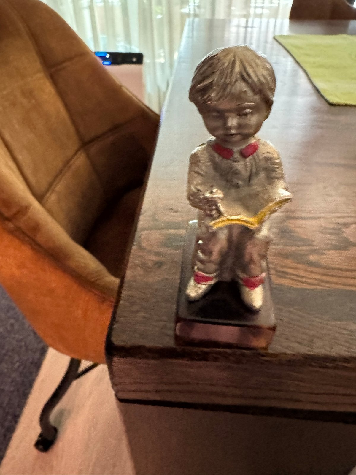 Vintage beeldje lezend jongetje op marmeren sokkel, Ophalen of Verzenden