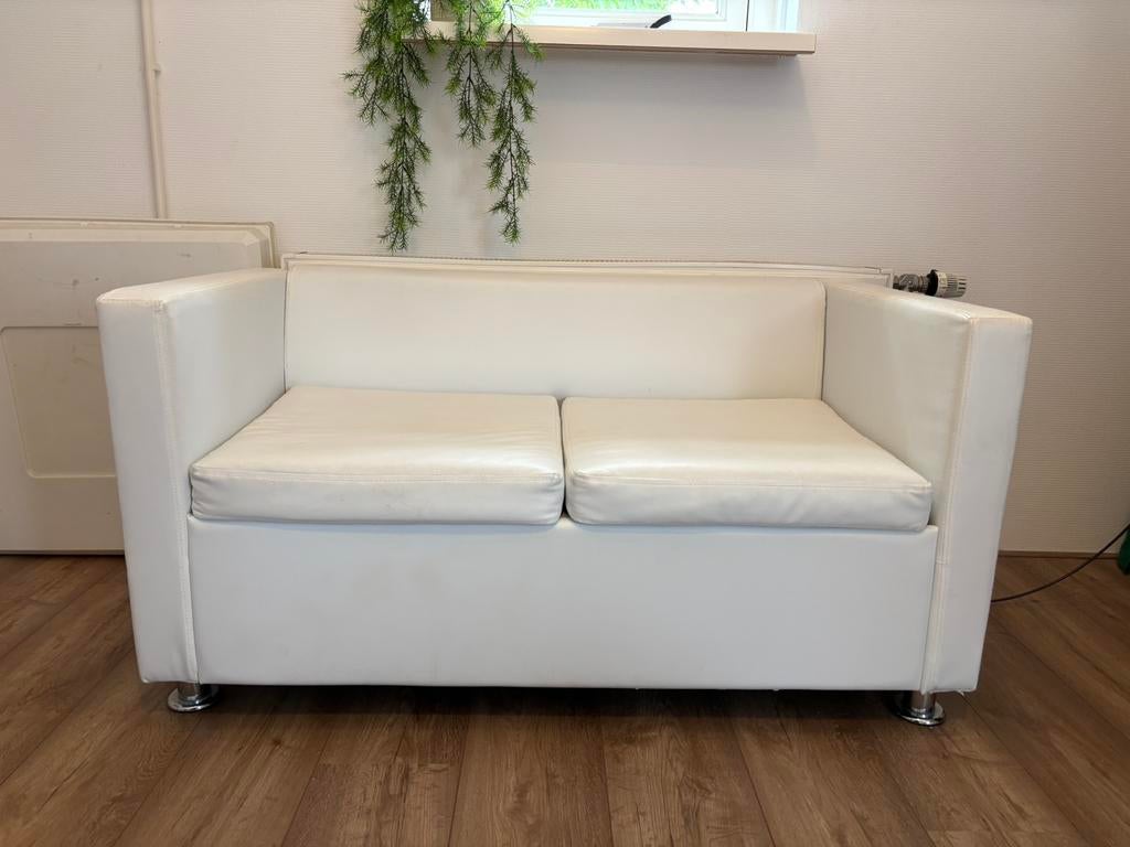 Klein bankje wit kunstleer, Huis en Inrichting, Banken | Sofa's en Chaises Longues, Ophalen, Gebruikt, Tweepersoons, Minder dan 150 cm