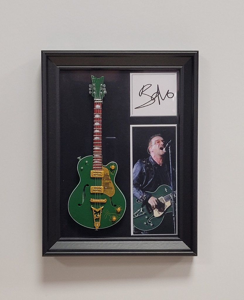 Bono U2 miniatuur gitaar op lijst wanddeco decoratie lijst, Info@deconoord.nl, Deco Noord, Nieuw, Ophalen of Verzenden