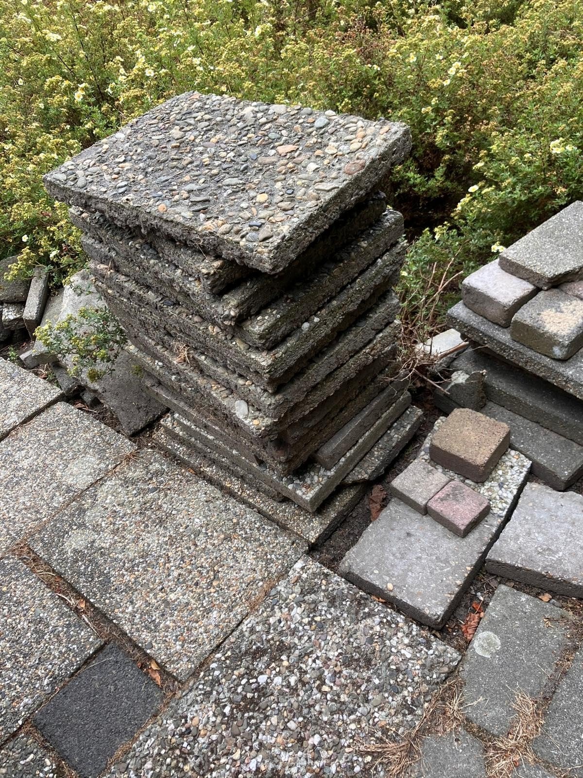 Gebruikte terrastegels en klinkers gratis af te halen., Tuin en Terras, Ophalen, Gebruikt, Beton, Klinkers