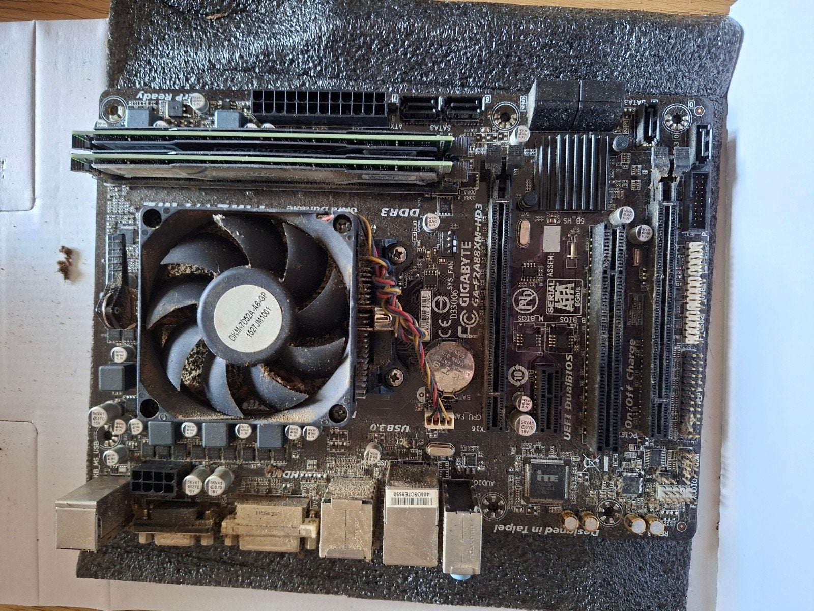 Gigabyte Moederbord met AMD A8-7600 CPU en DDR3 RAM, DDR3, Ophalen of Verzenden, ATX, Niet werkend