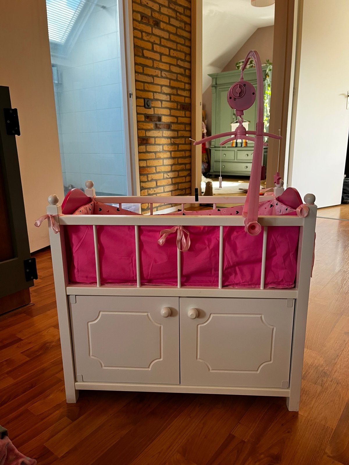 Mooi houten poppenbedje met muziekmobiel, Ophalen, Zo goed als nieuw, Babypop
