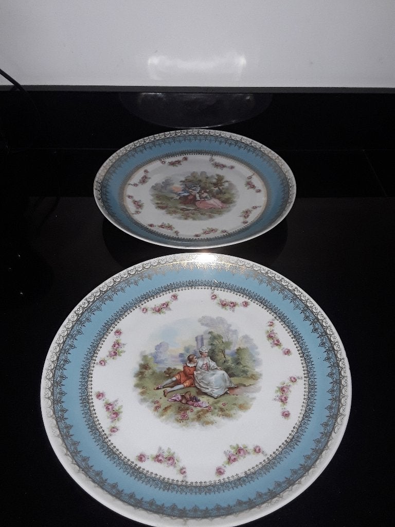 2 Antieke grote victoriaanse wandborden met Romantisch decor, Verzenden, Zo goed als nieuw, Porselein, Bord of Schaal