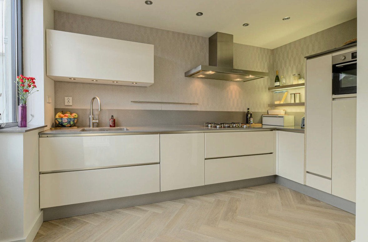 Hoogglans wit moderne keuken met jonge apparatuur, Huis en Inrichting, Keuken | Complete keukens, Ophalen, Wit, Hoekkeuken, Zo goed als nieuw