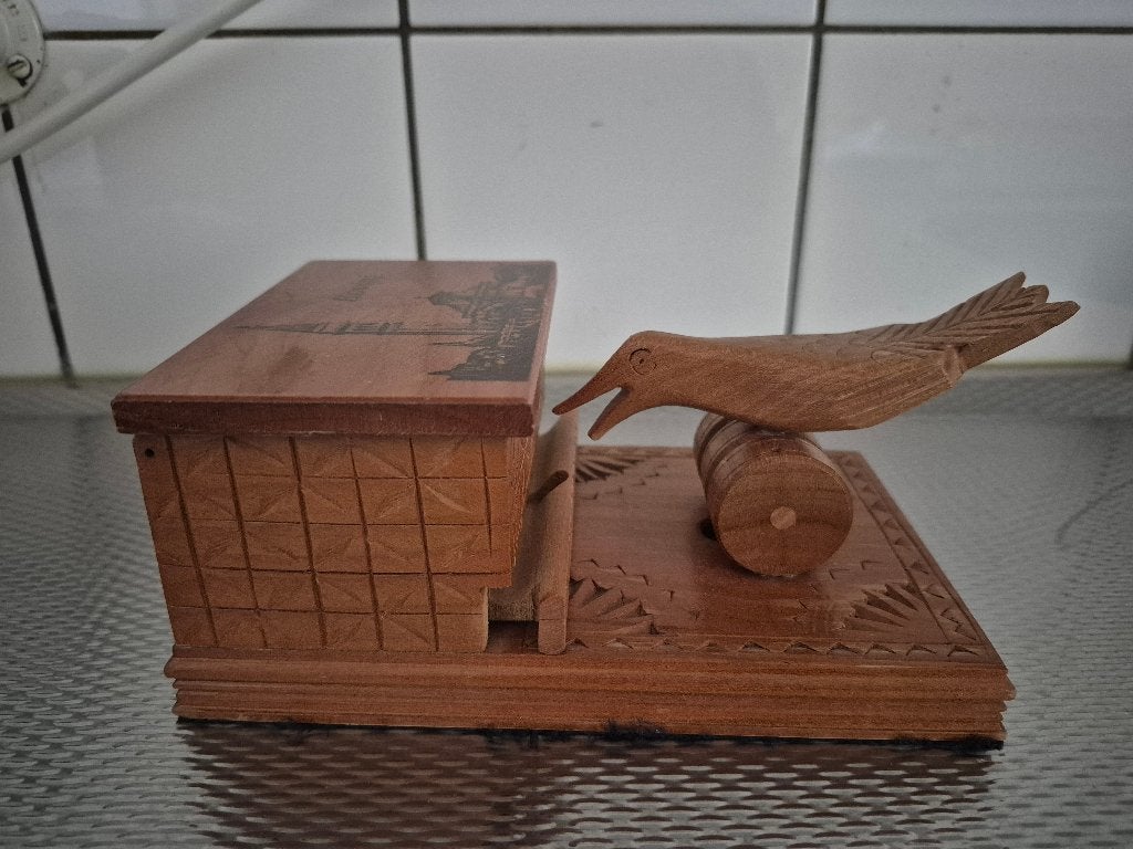 Vintage houten sigarettendispenser met vogel - Rovinj, Ophalen of Verzenden, Gebruikt, Overige typen
