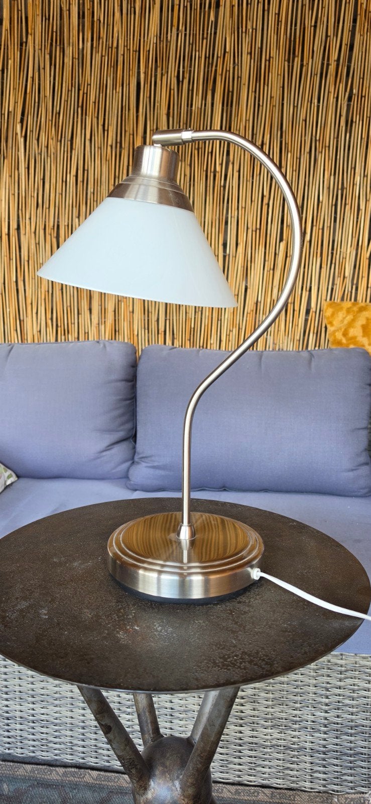 Moderne Tafellamp met Gebogen Arm en Witte Kap, Overige merken, Met kap, Zo goed als nieuw, Glas
