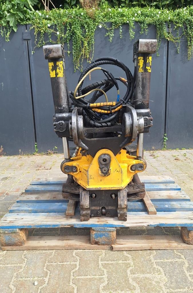 Engcon draaikantelstuk met gripper s45, Ophalen