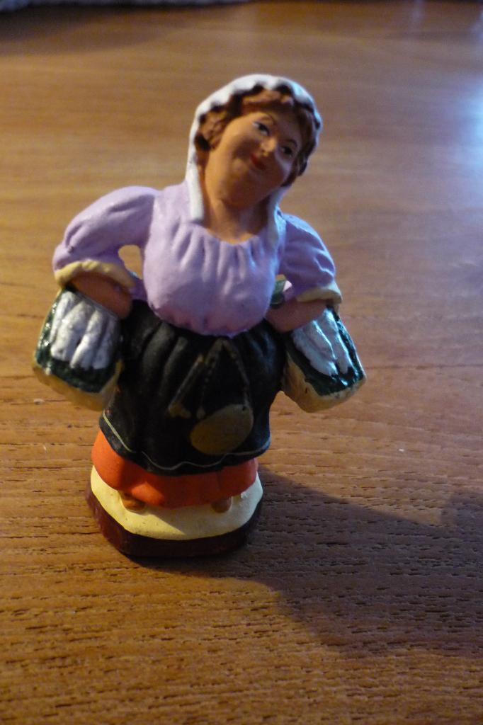 Flore Modele Depose '' Vrouw met twee mandjes vis '', Ophalen of Verzenden, Gebruikt, Mens