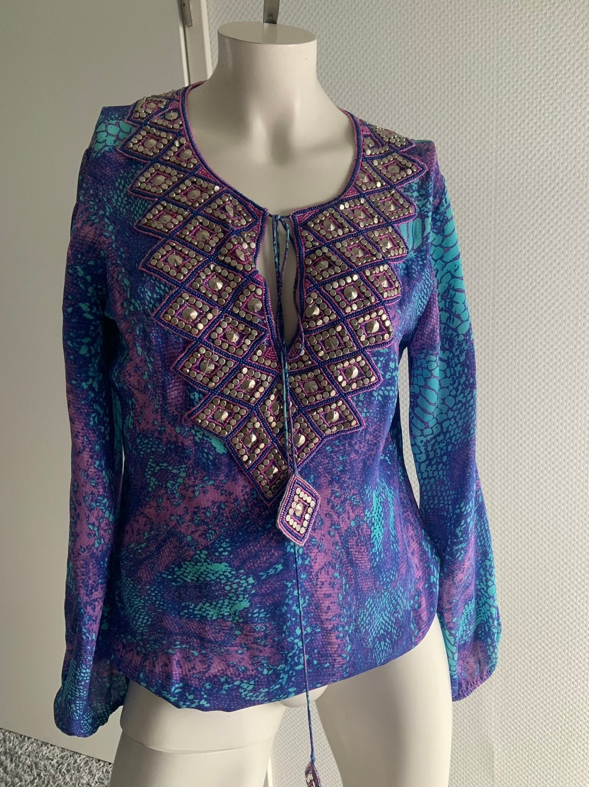 Taj zijde blouse met studs maat s, Ophalen of Verzenden, Zo goed als nieuw, Maat 36 (S), Paars