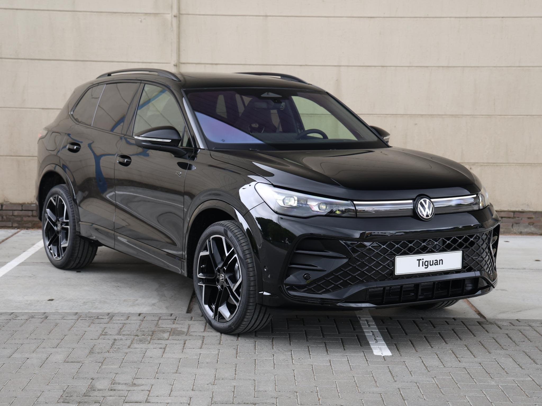 Volkswagen Tiguan R-Line Edition 1.5 eHybrid 272 PK | Head u, Stof, 4 cilinders, 2000 kg, 150 min