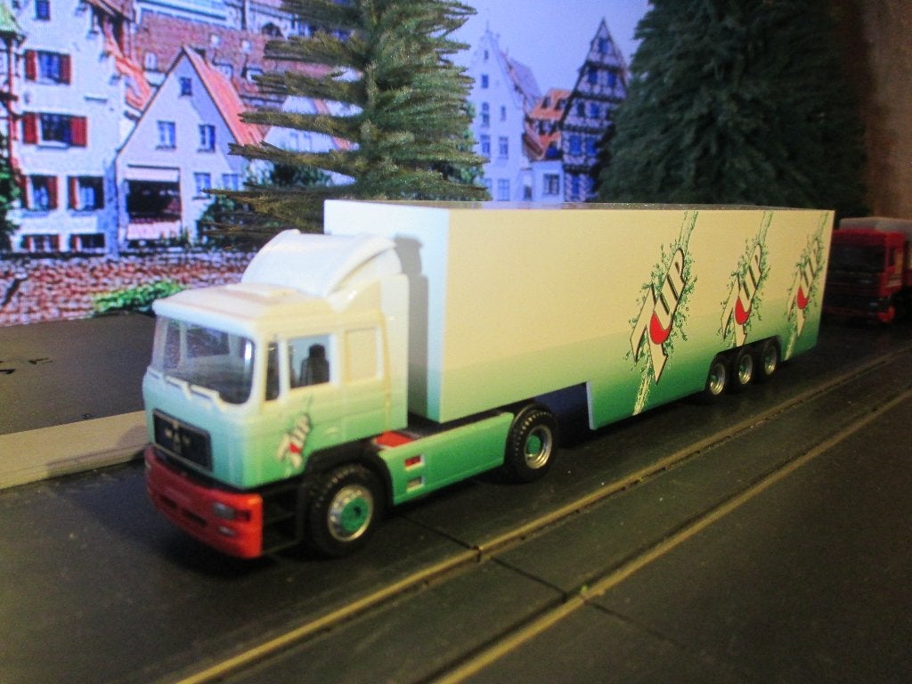 MAN F2000 met Jumbo Trailer - Albedo 7-UP Limited Edition, Ophalen of Verzenden, Zo goed als nieuw, Bus of Vrachtwagen, Herpa