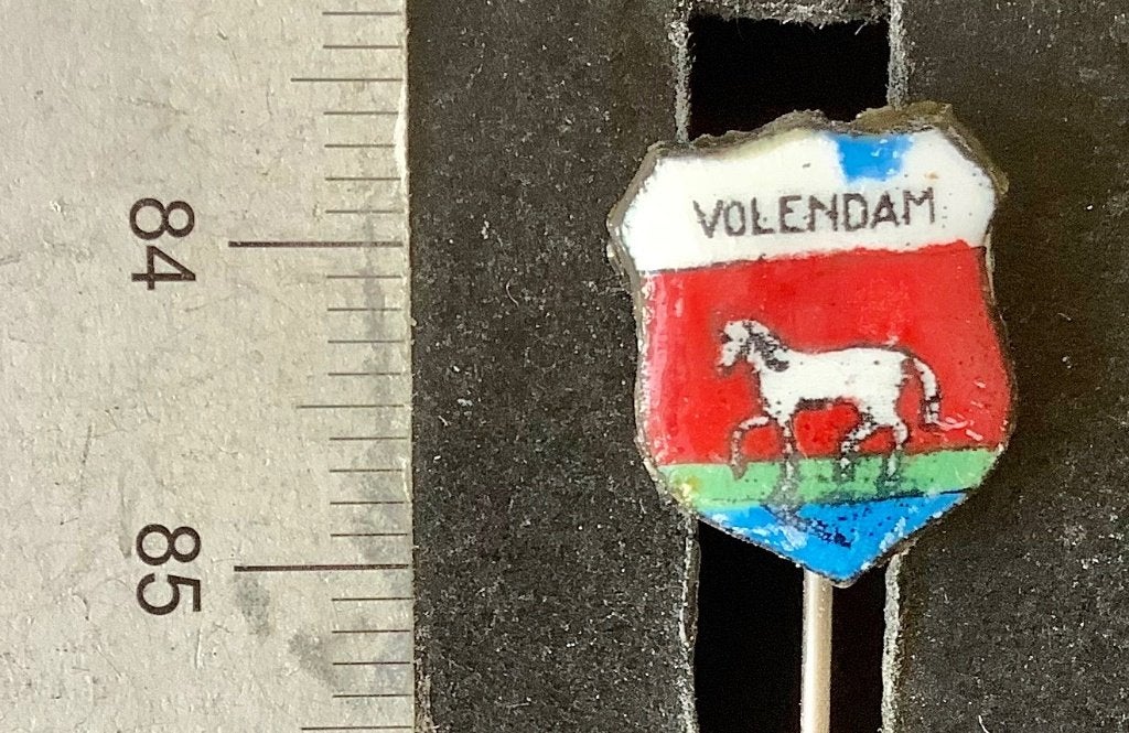 speld, Volendam, Gemeentewapen (RB, Verzamelen, Speldjes, Pins en Buttons, Ophalen of Verzenden, Gebruikt, Stad of Land, Speldje of Pin