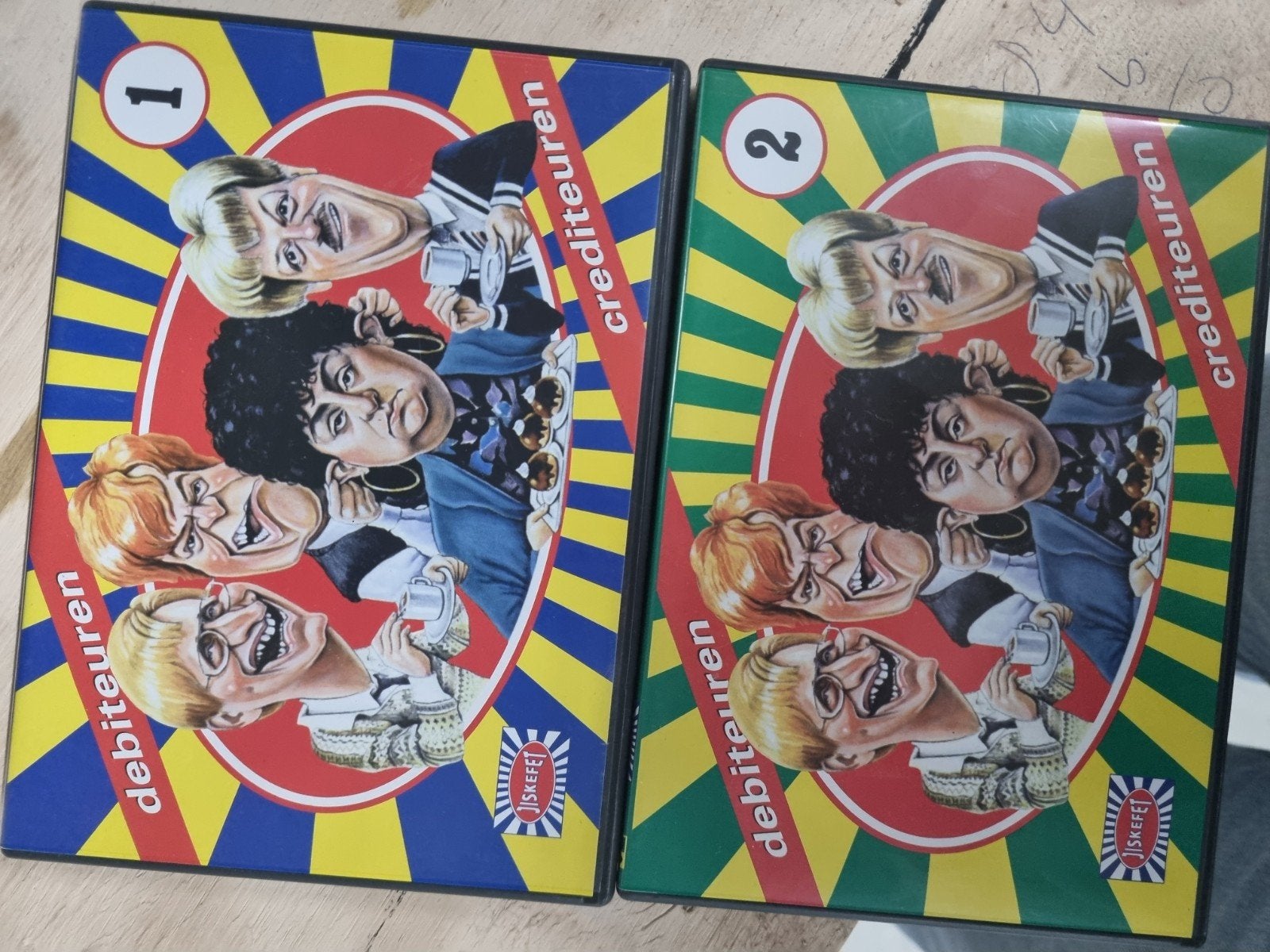 Debiteuren Crediteuren DVD  Seizoen 1 & 2, Alle leeftijden, Nederlands, Zo goed als nieuw, Inclusief doosje