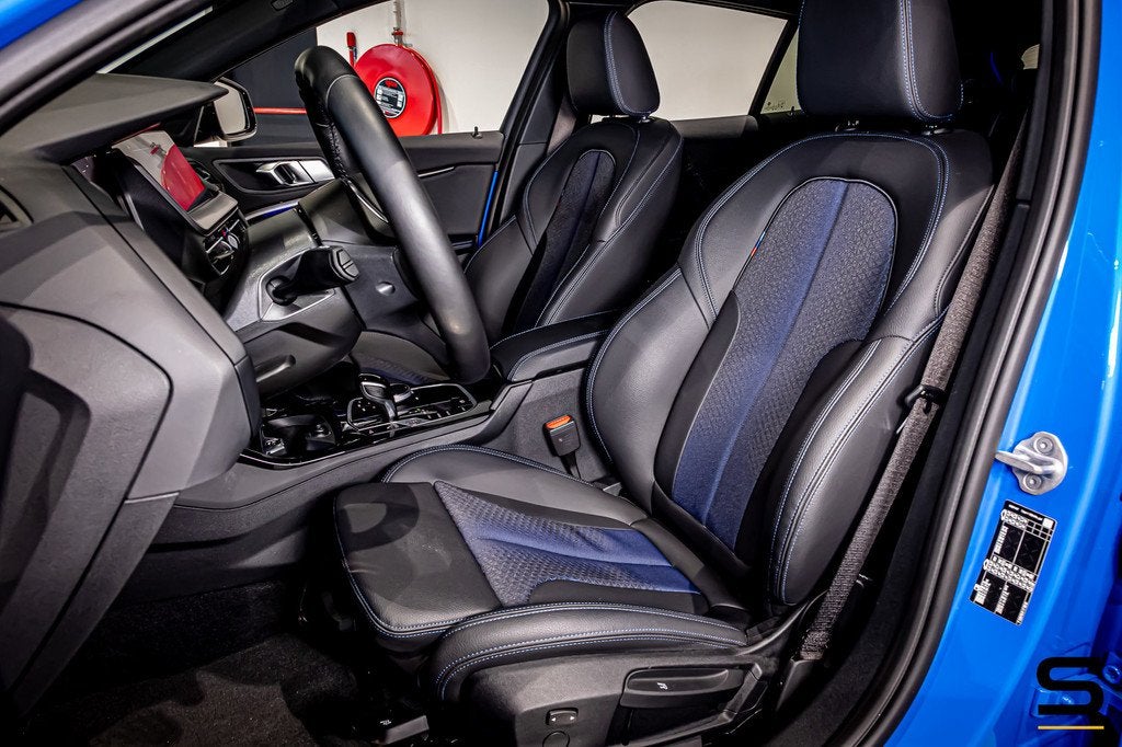 BMW 1-serie 118i|M-sport|Leder|Sportstoelen|Shadow Line|LED, Auto's, BMW, 136 pk, Zwart, Blauw, Bedrijf