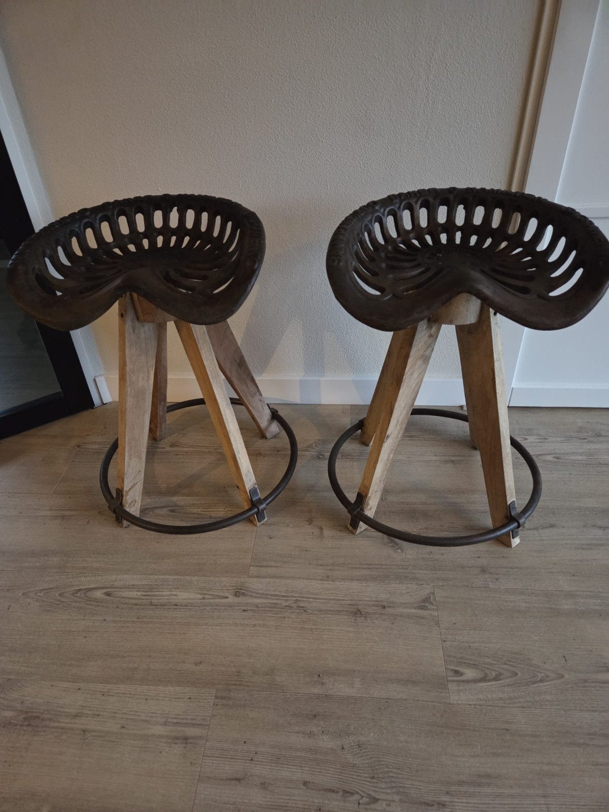 houten barkrukken met stalen tractorzitting, 2 krukken, Ophalen, Hout, 60 tot 90 cm