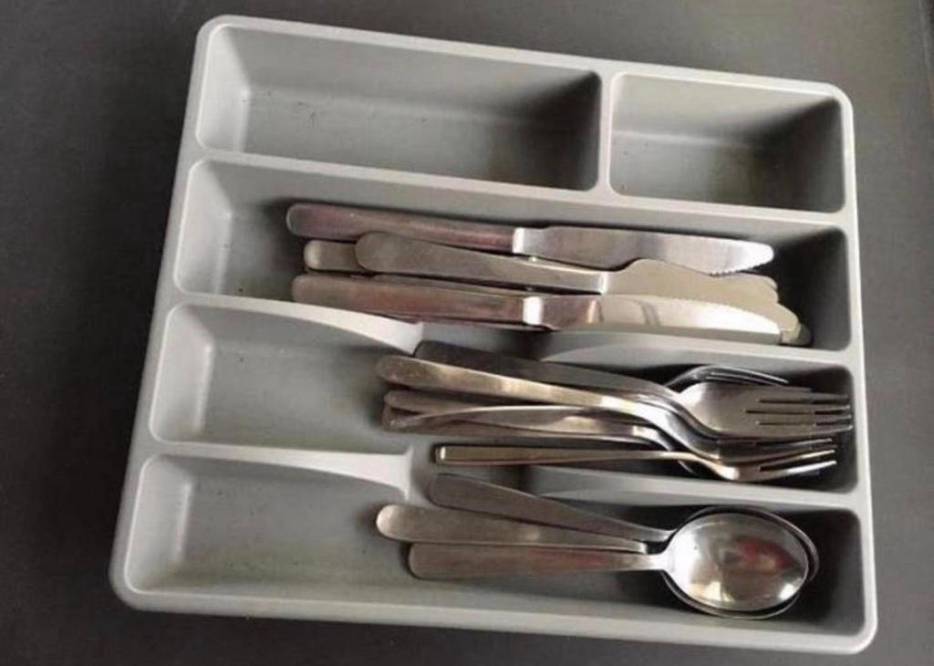 Bestek RVS 18-delig Bestekbakken diverse grijs 31x26cm, Huis en Inrichting, Keuken | Bestek, Ophalen of Verzenden, Zo goed als nieuw