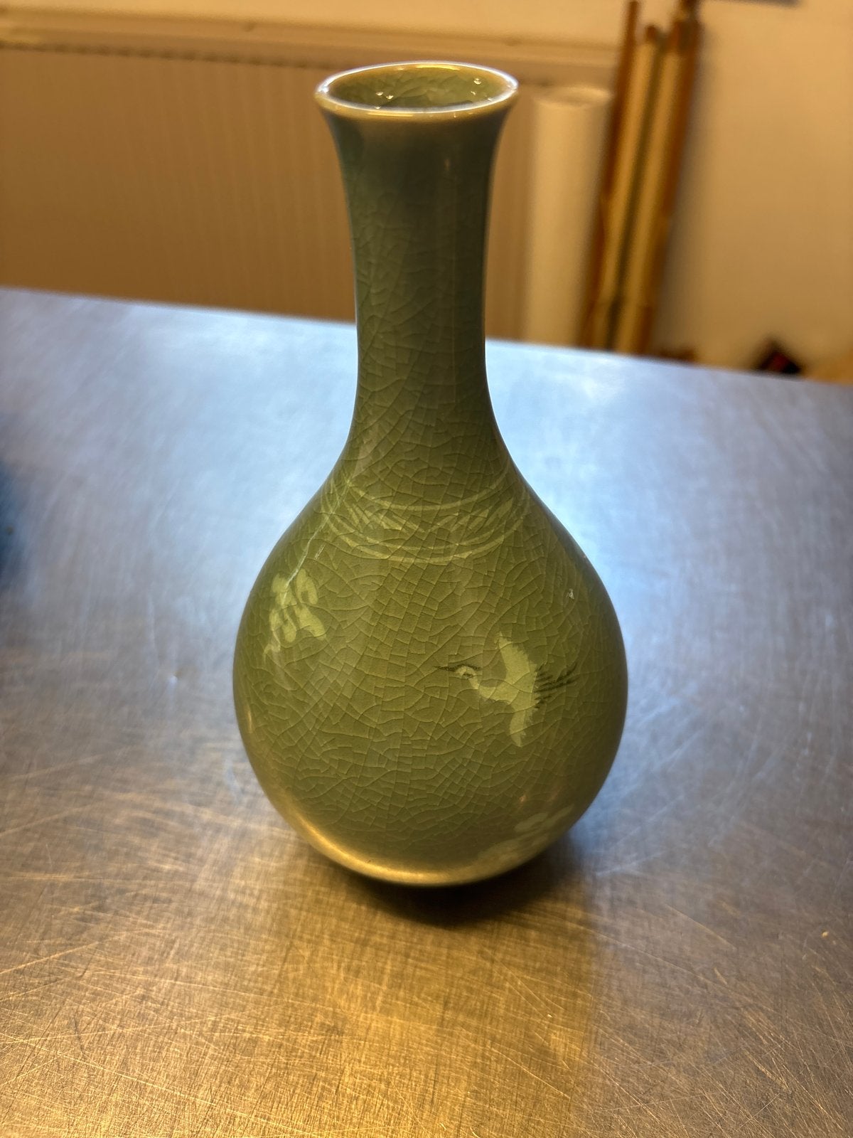 Moderne reproductie vaas in celadon groen met kraanvogels, Antiek en Kunst, Ophalen of Verzenden