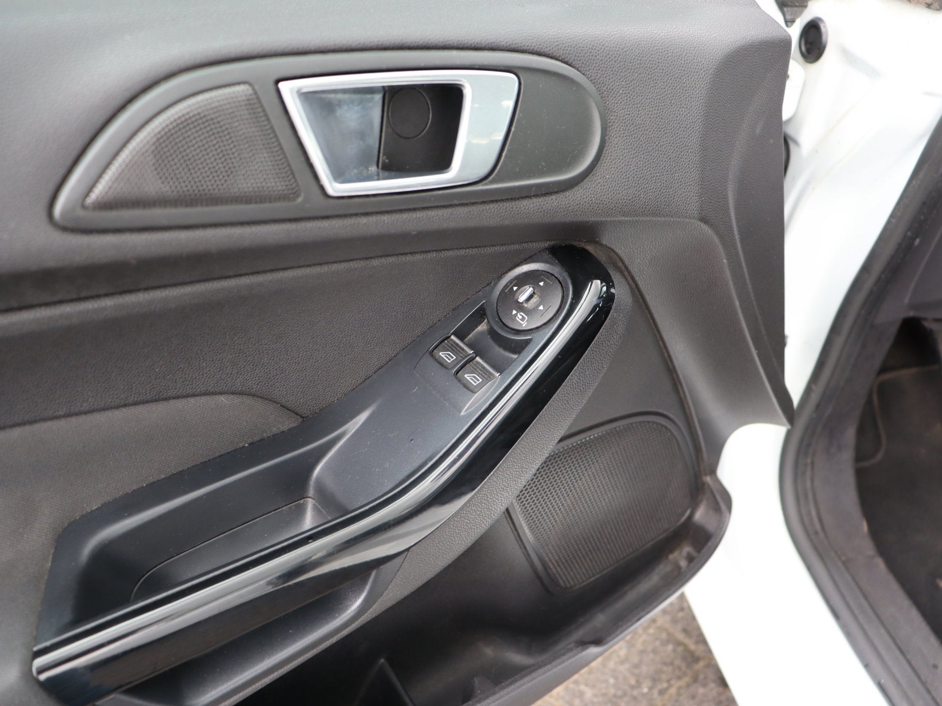 Foto 12 van Ford Fiesta 1.0 Titanium navi LM cruise org NL
