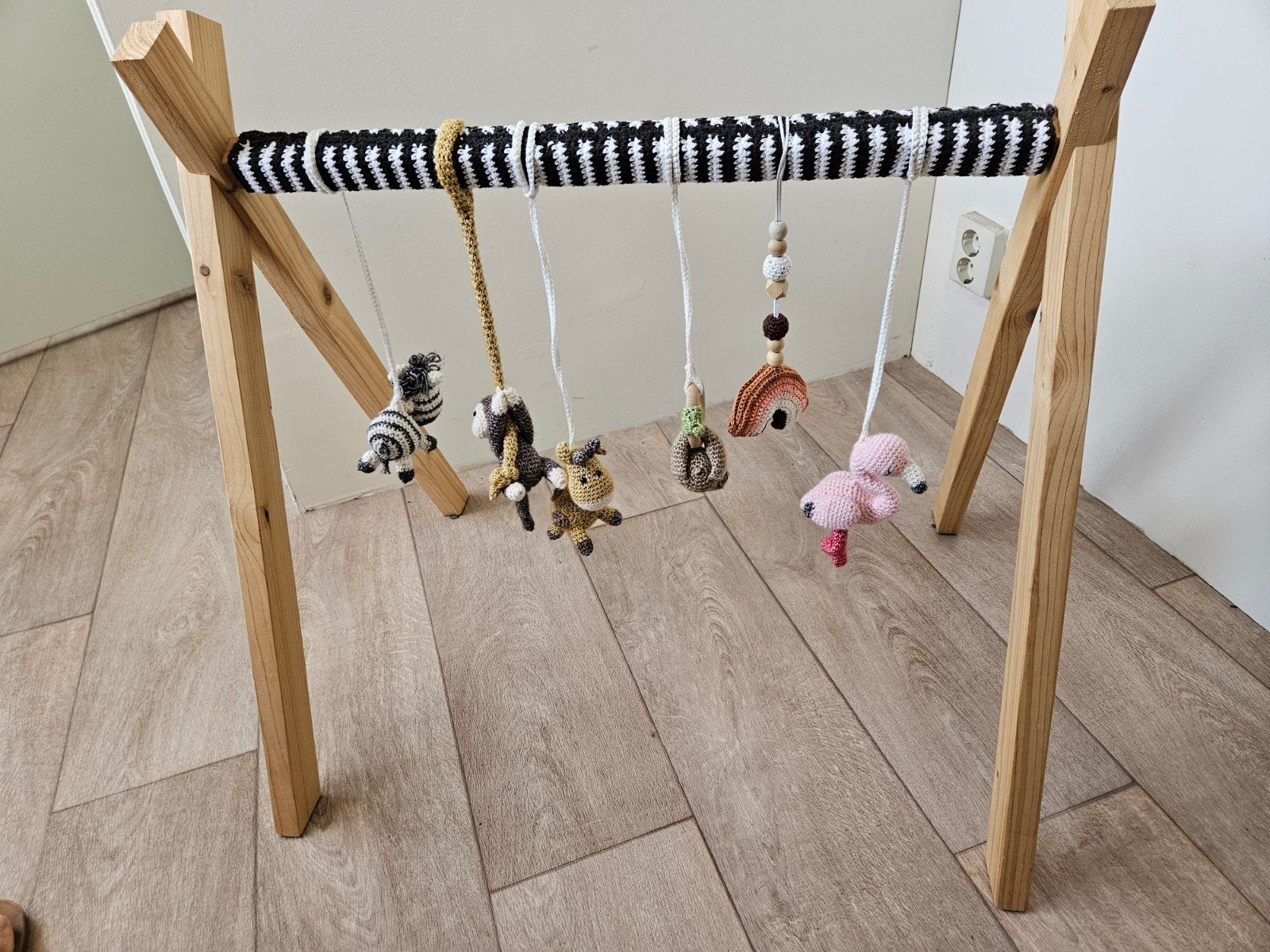 Houten babygym met gehaakte speeltjes, Ophalen, Zo goed als nieuw, Babygym