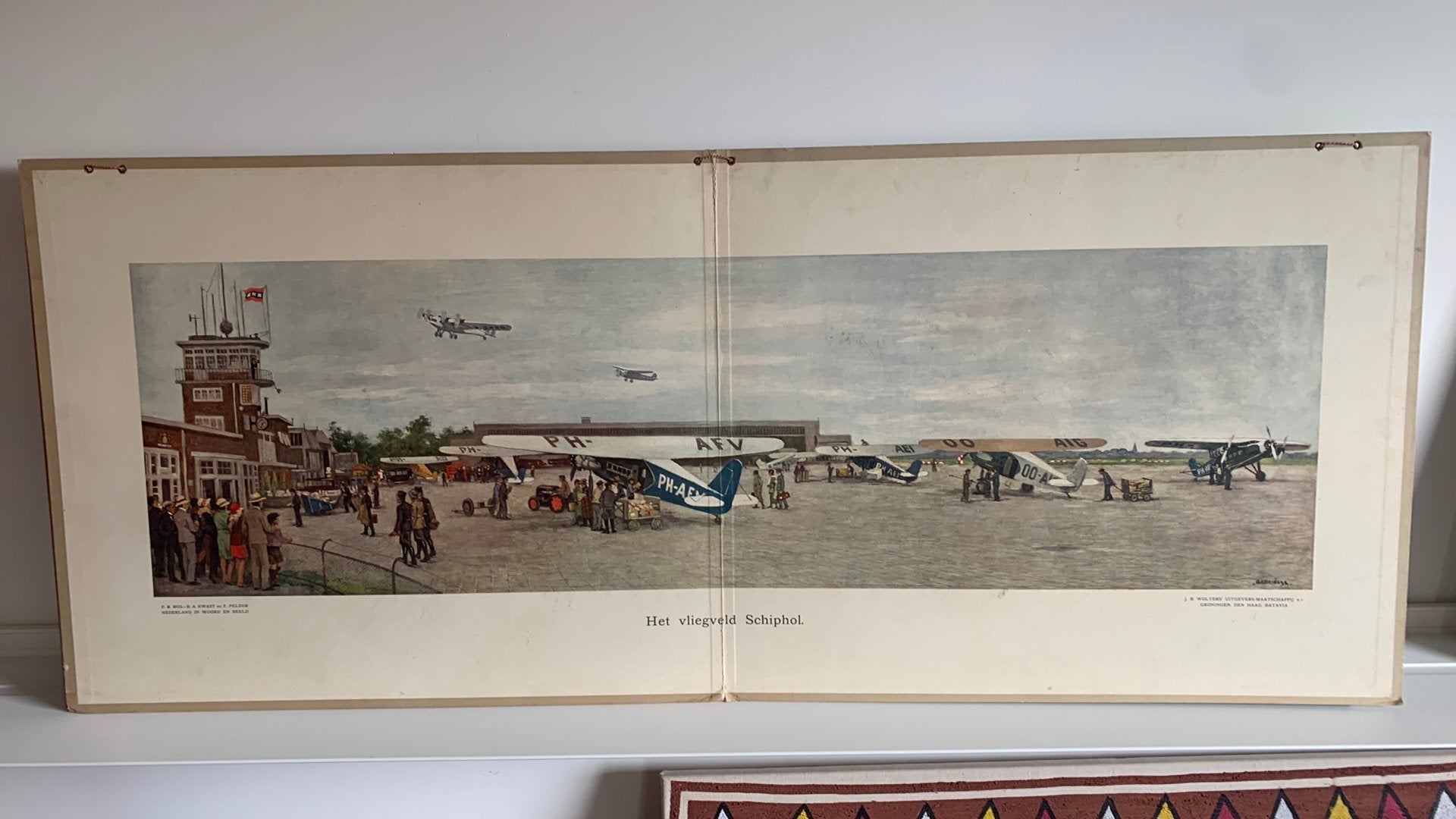 Schoolkaart Het vliegveld Schiphol, Antiek en Kunst, Ophalen of Verzenden, 57 cm, 137 cm