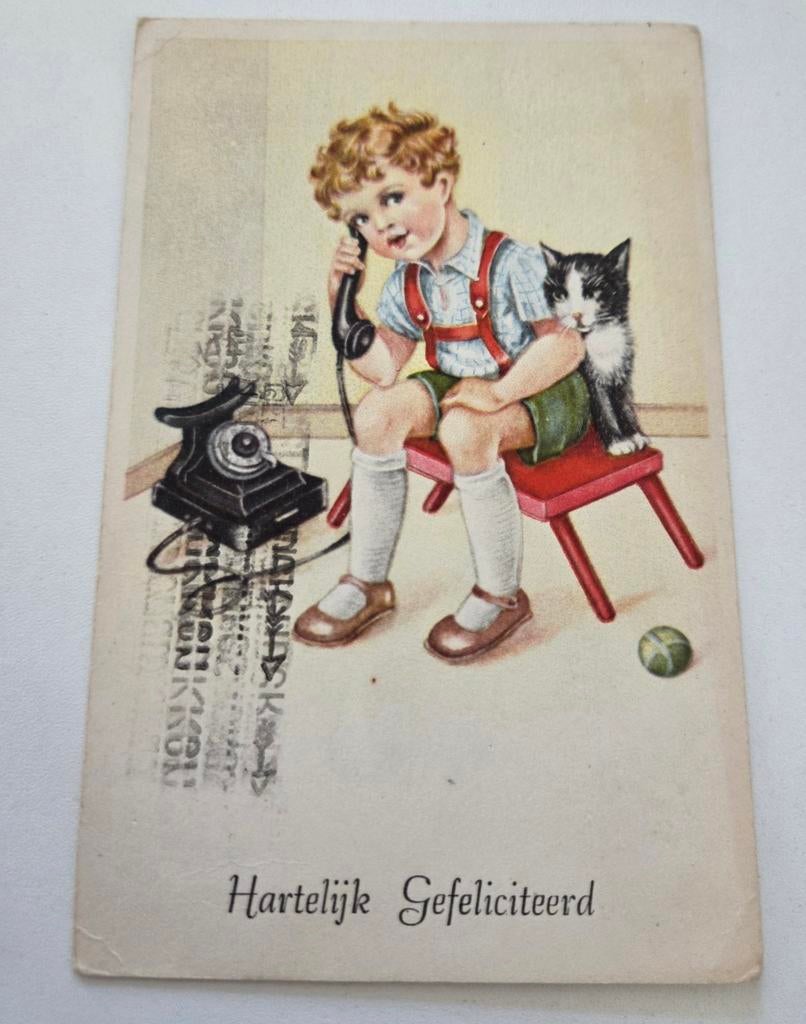 Jongen zit met poes op stoel terwijl hij telefoneert, Verzenden, 1940 tot 1960, Gelopen, Kinderen