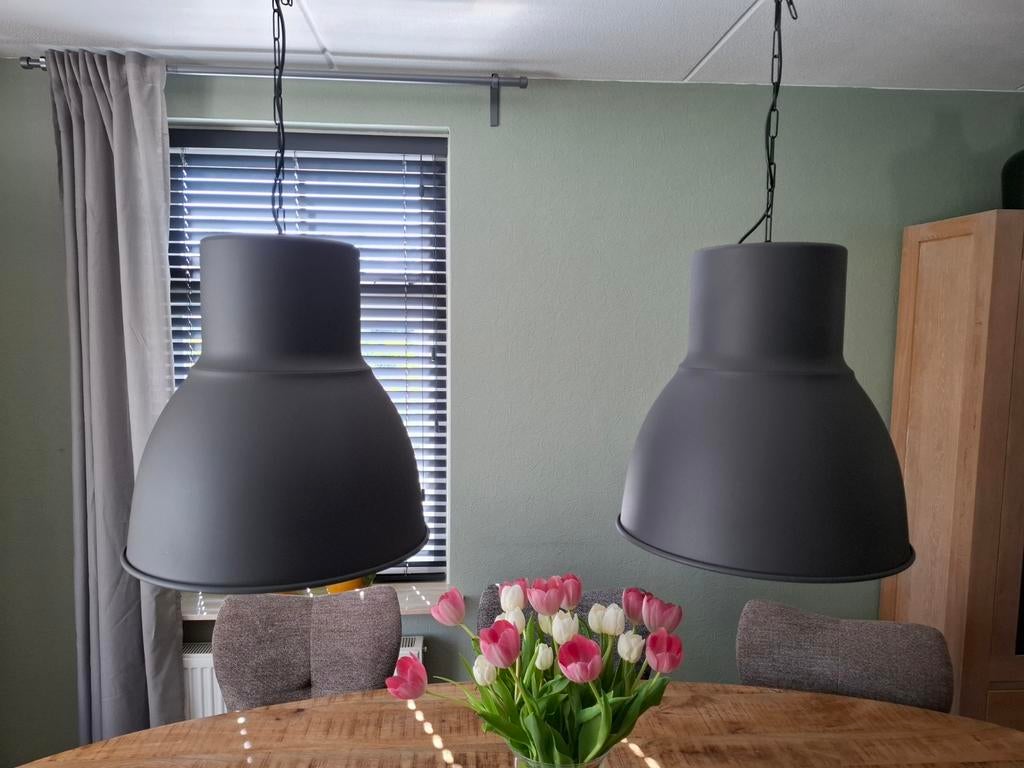 2x Ikea Hektar hanglampen donkergrijs 46 cm, Gebruikt, Industrieel, Modern, Ophalen of Verzenden, Metaal