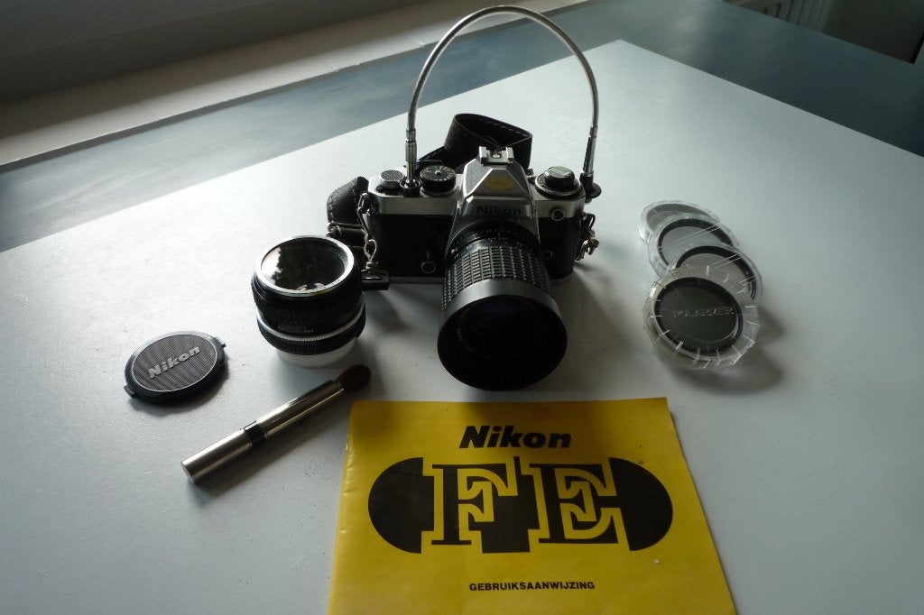 Nikon FE spiegelreflexcamera met 2 lenzen en accessoires, Ophalen of Verzenden, Gebruikt, Spiegelreflex, Nikon