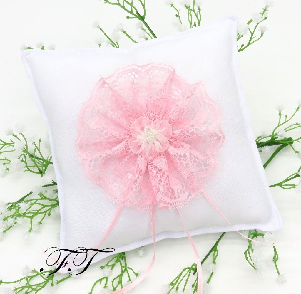 Prachtige witte trouw ringkussen met roze kante rozet., Ophalen of Verzenden, Nieuw, Versiering, Geboorte of Huwelijk