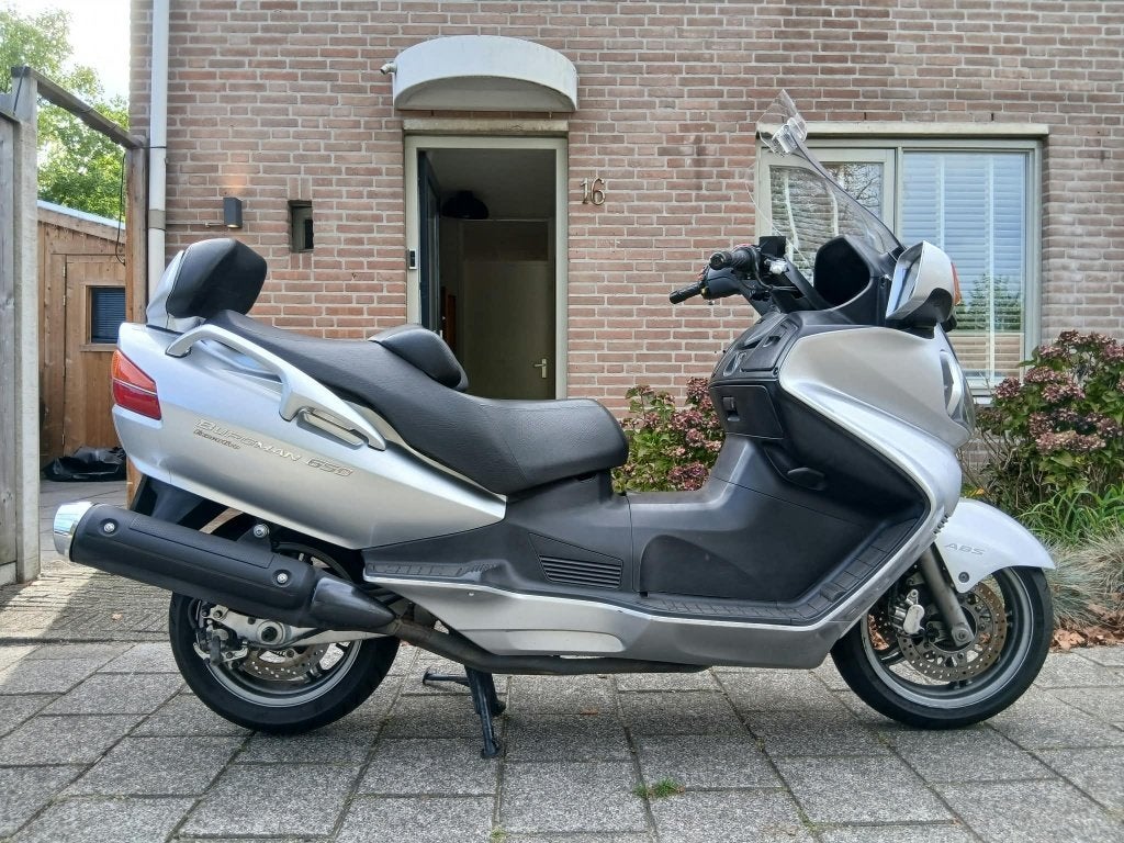Foto 2 van Suzuki Burgman AN 650 Executive motorscooter uit 2004