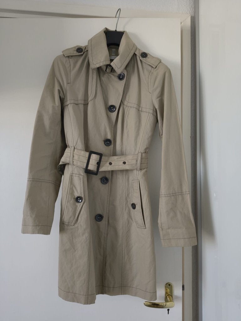 De Bijenkorf trenchcoat met steekzakken en ceintuur maat 36, De Bijenkorf, Beige, Ophalen of Verzenden, Zo goed als nieuw