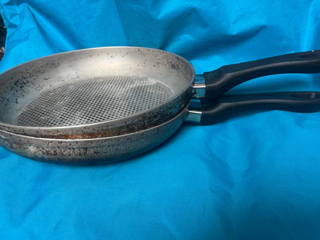 Set van 2 BK Silverline koeken pannen met reliefbodem 28cm, Verzenden, Gebruikt, Rvs, Koekenpan of Braadpan
