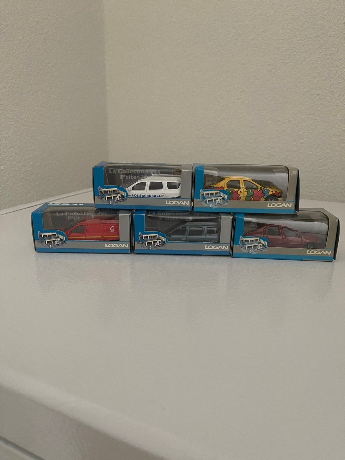 Leuke 1:64 dacia auto's, Ophalen of Verzenden, Zo goed als nieuw, Auto