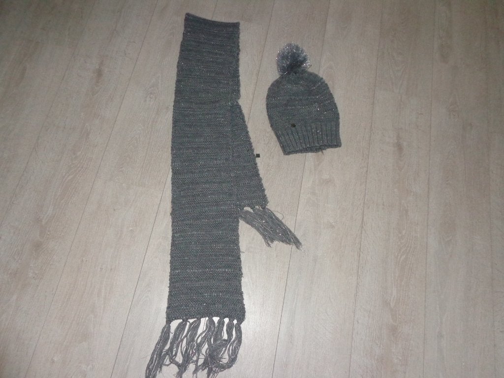 grijze damesjaal en muts van Supertrash, Kleding | Dames, Ophalen of Verzenden, Zo goed als nieuw, Maat 38/40 (M), Sjaal