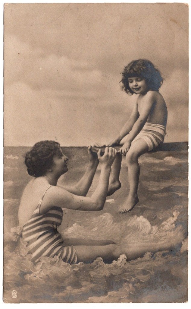 Oude Ansichtkaart Moeder En Kind Aan Zee Fotokaart Gelopen, Ophalen of Verzenden, Voor 1920, Gelopen, Kinderen