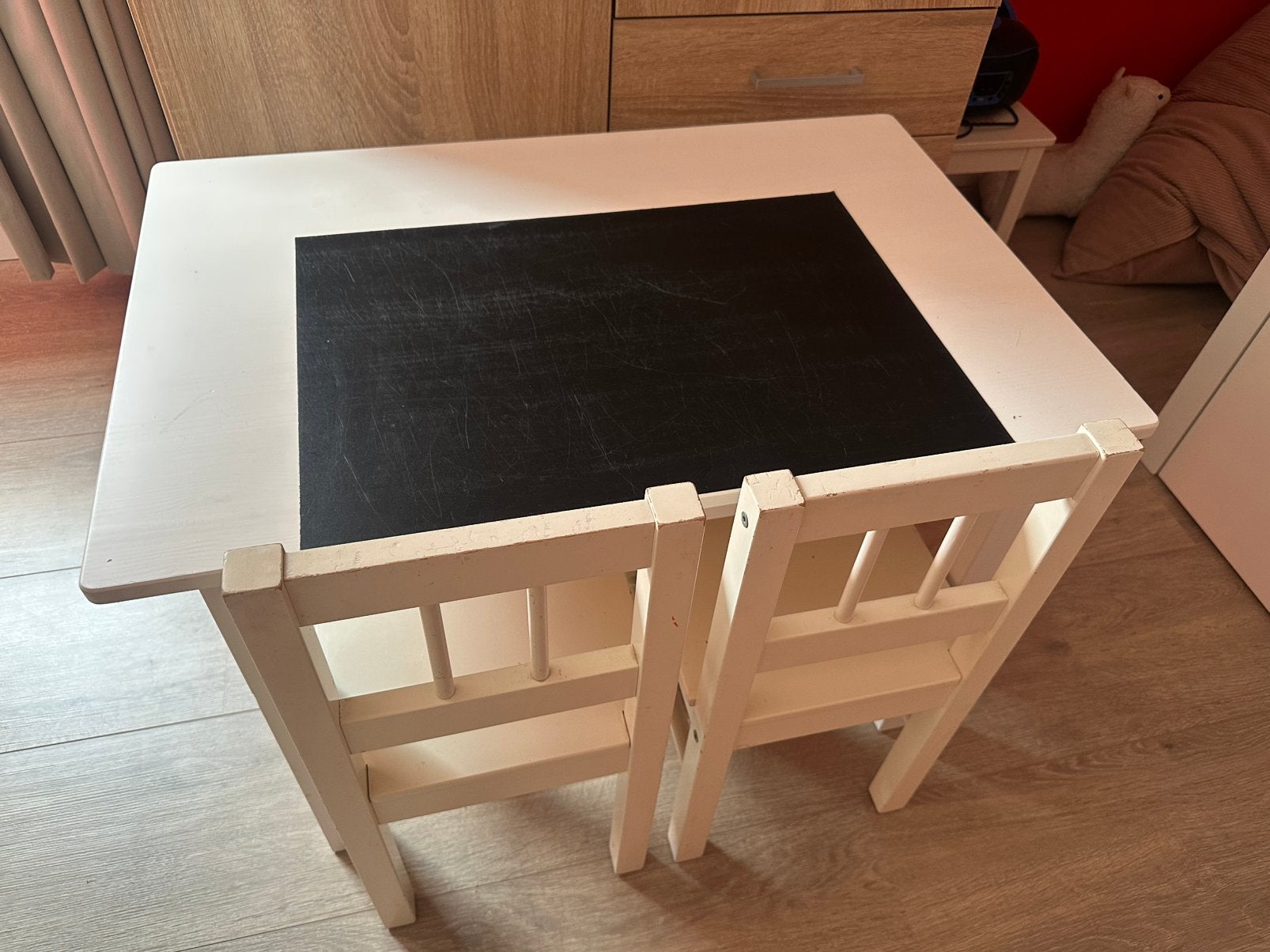 Ikea bureau/knutsel tafel met 2 stoeltjes, Kinderen en Baby's, Kinderkamer | Tafels en Stoelen, Ophalen, Gebruikt, Tafel(s) en Stoel(en)