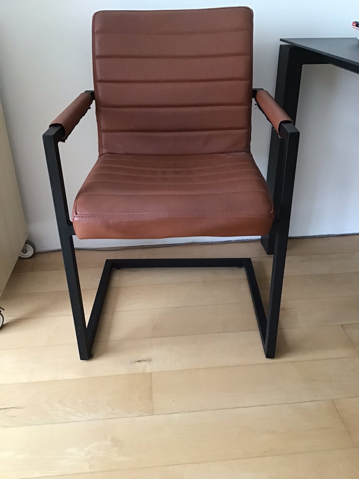 Moderne eetkamerstoel met armleuningen, cognac leerlook, Ophalen, Bruin, Zo goed als nieuw, Vier
