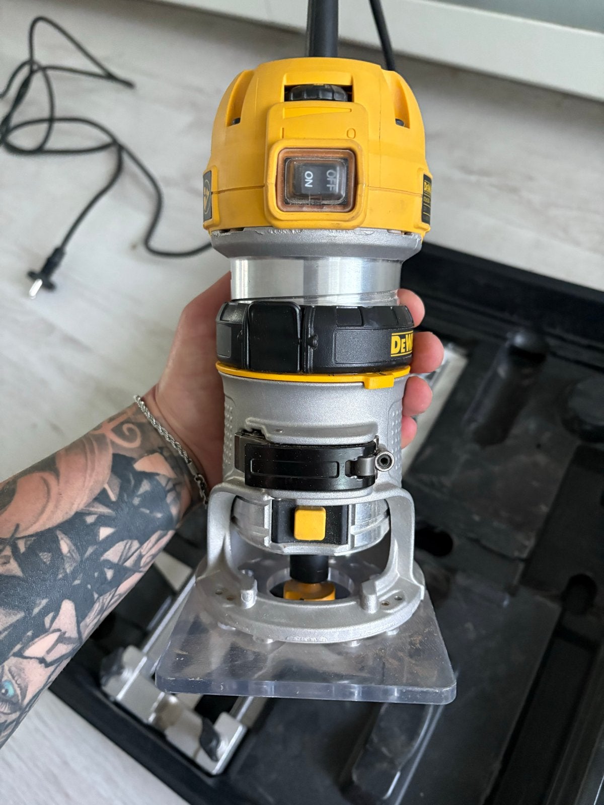 DeWALT bovenfrees D26204 set incl. frezenset en koffer, Ophalen, Gebruikt, Elektrisch, Bovenfrees