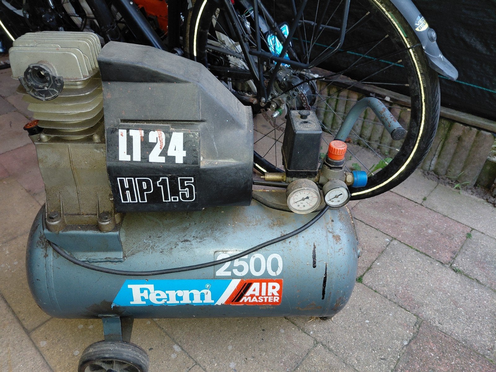 ferm compressor goed lezen!, Minder dan 25 liter, Ophalen, Gebruikt, Minder dan 200 liter/min