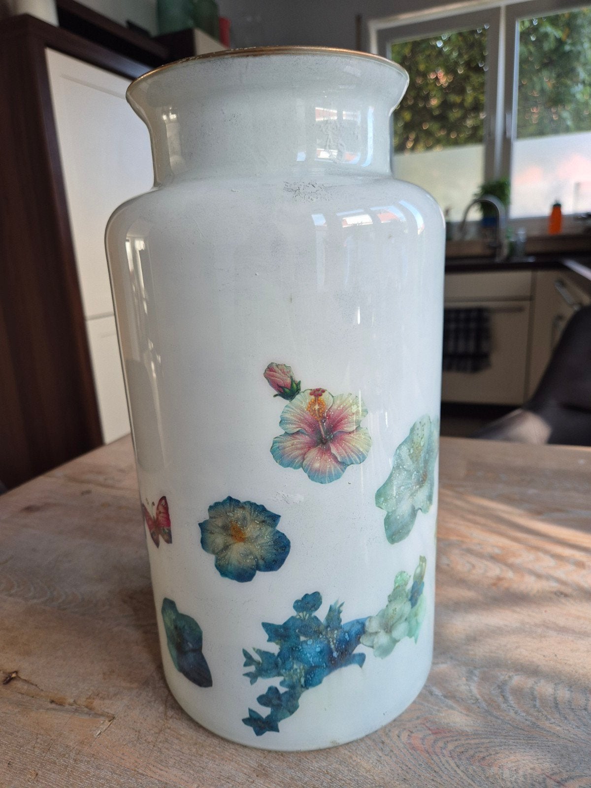 Decoratieve vaas met bloemen en vlinders, Ophalen