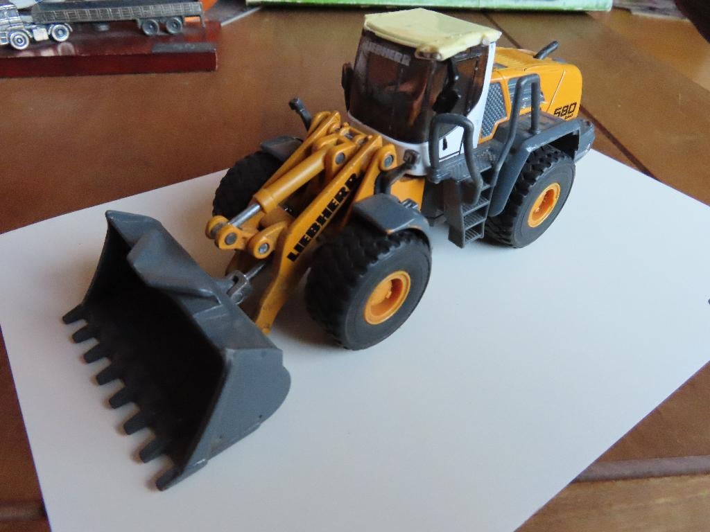 Siku Super Serie Liebherr R580 2plus2 1:50 wiellader shovel, Ophalen of Verzenden, Zo goed als nieuw, Hijskraan, Tractor of Landbouw