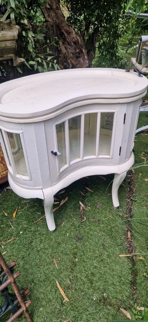 Charmant niervormig vitrinekastje of drankkastje (brocante), Huis en Inrichting, Ophalen, Gebruikt, 50 tot 100 cm, Minder dan 100 cm