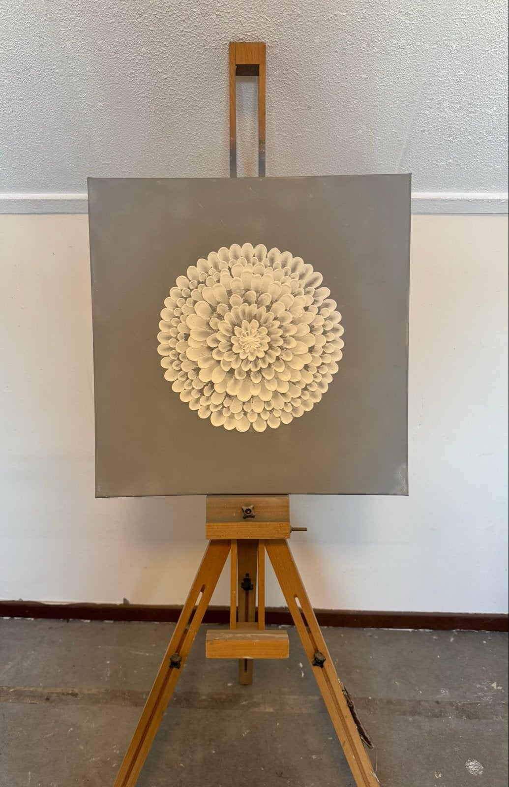 Modern schilderij met abstracte bloem op grijs canvas, Ophalen, 3D-effect, Gemengde techniek, Bloemen