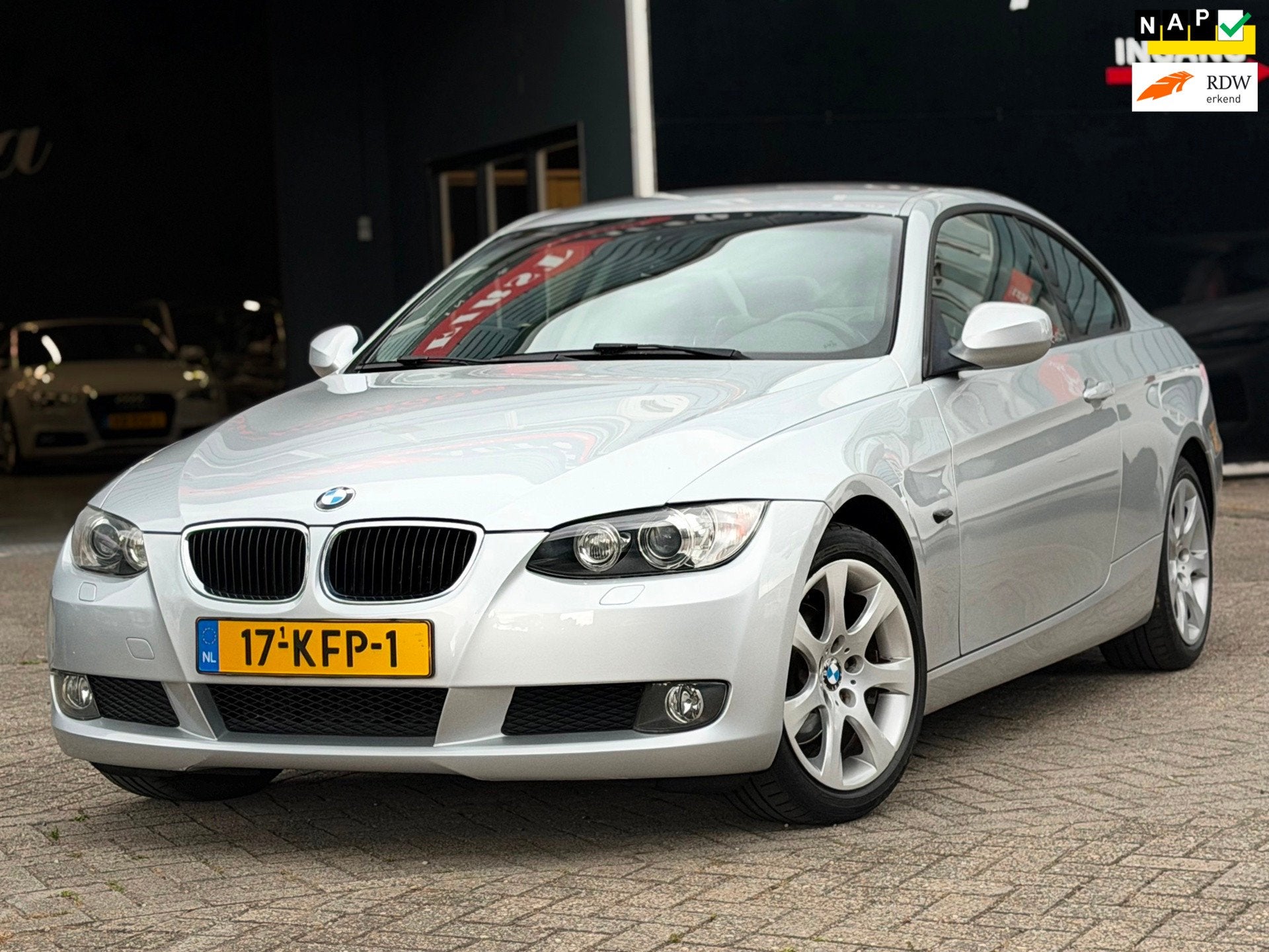BMW 3-serie Coupé 320i Corporate Lease High Executive LEDER, Auto's, BMW, Keurmerk '100% Onderhouden', Euro 5, Zwart, 4 cilinders