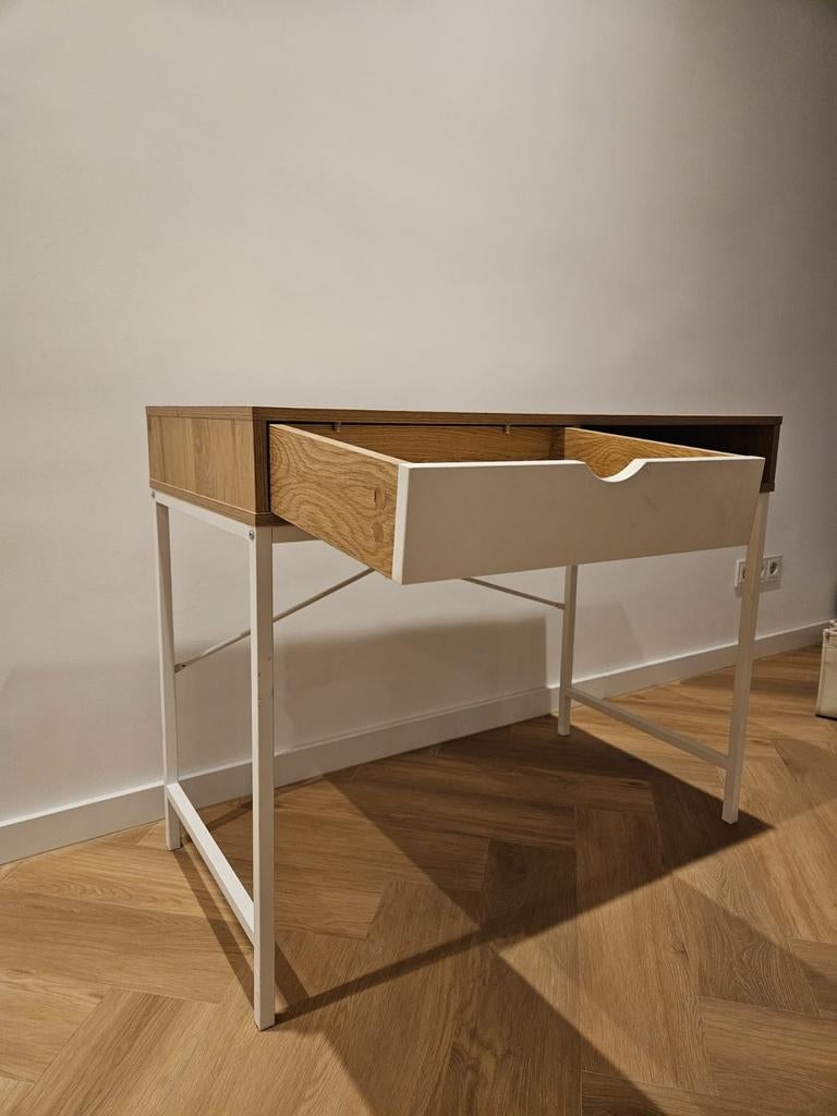 Mooi bureau dpruma voor een schoolgaande kind., Huis en Inrichting, Bureaus, Ophalen of Verzenden, Zo goed als nieuw, IKEA, Hout