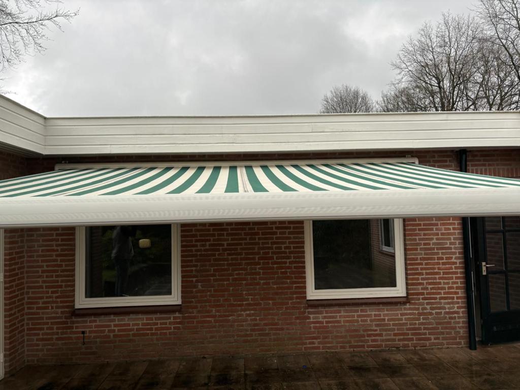 Elektrische luifel + afstandsbediening (4,7 m), Tuin en Terras, Zonneschermen, 150 tot 300 cm, Ophalen, Zo goed als nieuw, Knikarmscherm